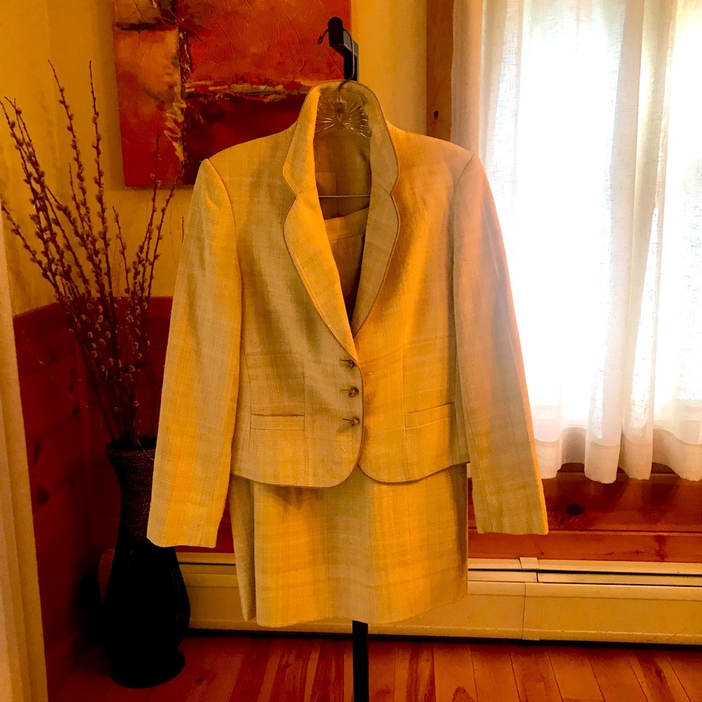 Raw-silk skirt suit w knot buttons. Tear at pleat and missing button. Easy fix.